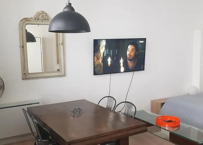 아파트호텔 Charming Loft - Tour Eiffel/ Rue Cler 4*